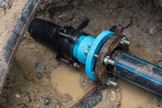 The method for temporarily repairing a 90mm HDPE pipe using PVC fittings.