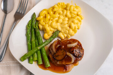  salisbury steak, with macaroni and cheese