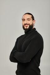 Obraz premium Handsome middle eastern man exuding confidence and style in studio setting