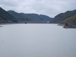 Obraz premium 曇天の空と十勝ダム