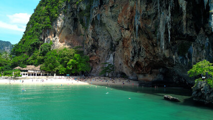 Fototapeta premium Popular Thailand Destinations. Railay Peninsula, a popular day trip destination in Krabi. Crowds of tourists enjoy the beauty of southern Thailand on the beach. 
