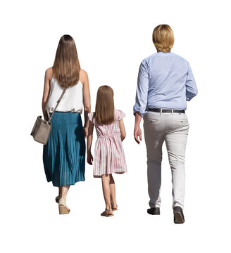 Famille de trois personnes qui marche, c&ocirc;te &agrave; c&ocirc;te,  vue de dos, femme en jupe bleue et haut blanc, homme en chemise bleue et pantalon clair, fillette en robe ray&eacute;e rose, journ&eacute;e estivale