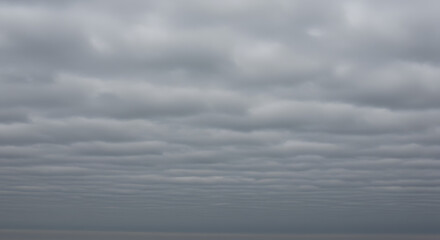 落ち着いた雰囲気の曇り空