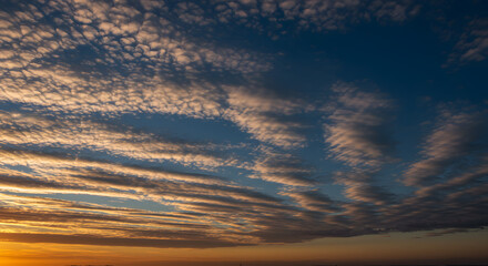 秋空に浮かぶ巻積雲のリズム
