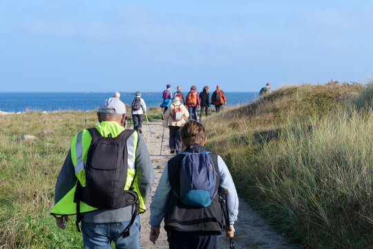 Groupe de randonneurs sur le GR34 de l'&icirc;le Grande en Bretagne - France