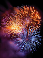 Spektakuläres buntes Feuerwerk am Nachthimmel in Orange Pink und Blau