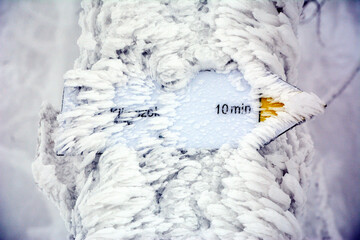 Drogowskaz żółtego szlaku z Szyndzielni na Klimczok © Hanna