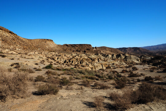 Wanderweg und Berge in der Tabernas Wüst, Provinz Almería, Andalusien, Spanien