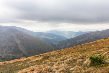Naklejka premium Mountain panoramic landscape in cloudy weather