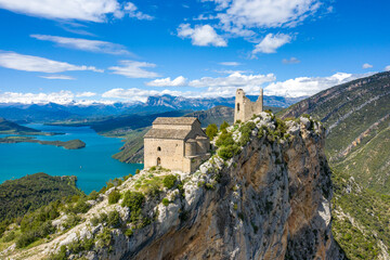 Fototapeta premium This landscape photo was taken in Europe, Spain, Aragon, Huesca, Mediano, in summer. It shows Samitier Castle above the lake in Mediano, under the Sun.