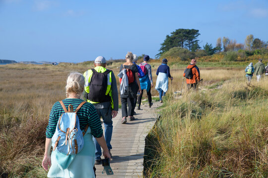 Groupe de randonneurs sur le GR34 de l'&icirc;le Grande en Bretagne - France