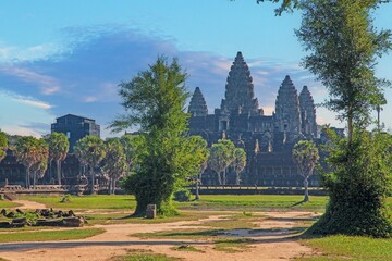 Obraz premium Angkor Wat temple view with trees and blue sky Cambodia