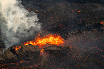 火山噴火と溶岩流のクローズアップ（アイスランド） © Ziyuan