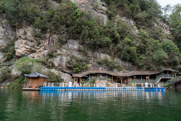 Obraz premium Pier, rock and vegetation on Baofeng lake or Baofeng Hu is artificial fresh water lake in Wulingyuan Scenic Area, Suoxiyu village, wulingyuan district, Zhangjiajie city, Hunan, China