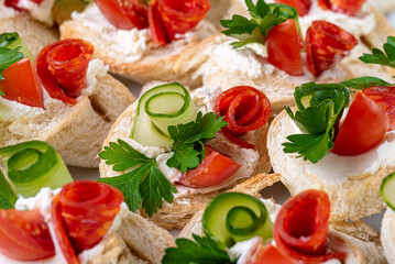 kawior, warzywa, owoce, oliwki, jedzenie, pomidor, płyta, przekąska, zieleń, czerwień, smaczny, przepyszny, zdrowa © yanek