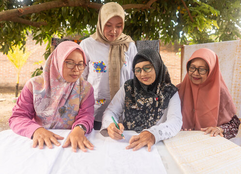 Collaborative Batik Design with Traditional Techniques