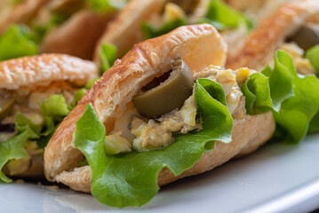 kawior, warzywa, owoce, oliwki, jedzenie, pomidor, płyta, przekąska, zieleń, czerwień, smaczny, przepyszny, zdrowa © yanek