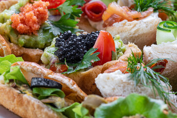 kawior, warzywa, owoce, oliwki, jedzenie, pomidor, płyta, przekąska, zieleń, czerwień, smaczny, przepyszny, zdrowa © yanek