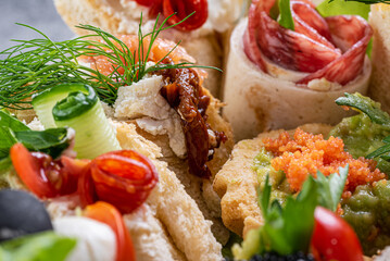 kawior, warzywa, owoce, oliwki, jedzenie, pomidor, płyta, przekąska, zieleń, czerwień, smaczny, przepyszny, zdrowa © yanek