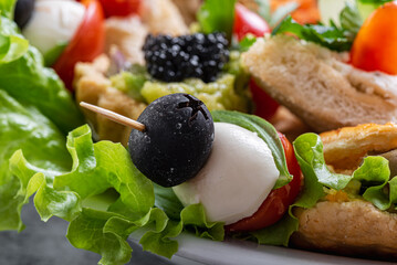 kawior, warzywa, owoce, oliwki, jedzenie, pomidor, płyta, przekąska, zieleń, czerwień, smaczny, przepyszny, zdrowa © yanek