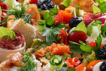 kawior, warzywa, owoce, oliwki, jedzenie, pomidor, płyta, przekąska, zieleń, czerwień, smaczny, przepyszny, zdrowa © yanek