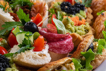 kawior, warzywa, owoce, oliwki, jedzenie, pomidor, płyta, przekąska, zieleń, czerwień, smaczny, przepyszny, zdrowa © yanek