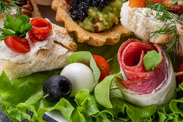 kawior, warzywa, owoce, oliwki, jedzenie, pomidor, płyta, przekąska, zieleń, czerwień, smaczny, przepyszny, zdrowa © yanek