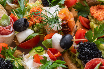 kawior, warzywa, owoce, oliwki, jedzenie, pomidor, płyta, przekąska, zieleń, czerwień, smaczny, przepyszny, zdrowa © yanek