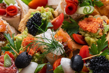 kawior, warzywa, owoce, oliwki, jedzenie, pomidor, płyta, przekąska, zieleń, czerwień, smaczny, przepyszny, zdrowa © yanek