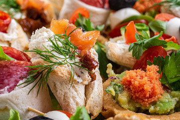 kawior, warzywa, owoce, oliwki, jedzenie, pomidor, płyta, przekąska, zieleń, czerwień, smaczny, przepyszny, zdrowa © yanek