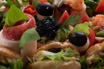 kawior, warzywa, owoce, oliwki, jedzenie, pomidor, płyta, przekąska, zieleń, czerwień, smaczny, przepyszny, zdrowa © yanek