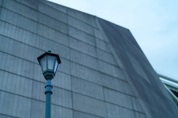 青みがかった壁と街灯のシンプルな構図