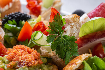 kawior, warzywa, owoce, oliwki, jedzenie, pomidor, płyta, przekąska, zieleń, czerwień, smaczny, przepyszny, zdrowa © yanek