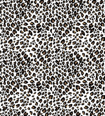 Classic leopard print seamless pattern. Realistic wild animal fur texture background. Trendy and stylish cheetah skin illustration for fashion fabric, textile print, or wallpaper.