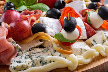 deska ser&oacute;w, ser pleśniowy ,jedzenie, ser, pomidor, jarzyna, oliwka, owoc, czerwień, płyta, grecka, zieleń, przepyszny, dieta