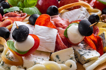 deska ser&oacute;w, ser pleśniowy ,jedzenie, ser, pomidor, jarzyna, oliwka, owoc, czerwień, płyta, grecka, zieleń, przepyszny, dieta