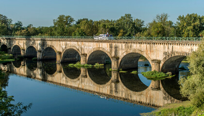 Bateau de loisirs sur le pont-canal de Digoin, Bourgogne, France
