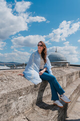 Mujer en Estambul, posando de cuerpo entero, sentada en el patio de la Mezquita de Suleiman. Viajes...