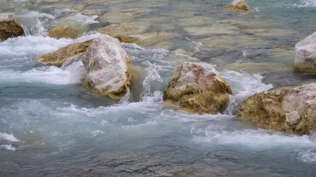 Cascata di fiume fra le rocce