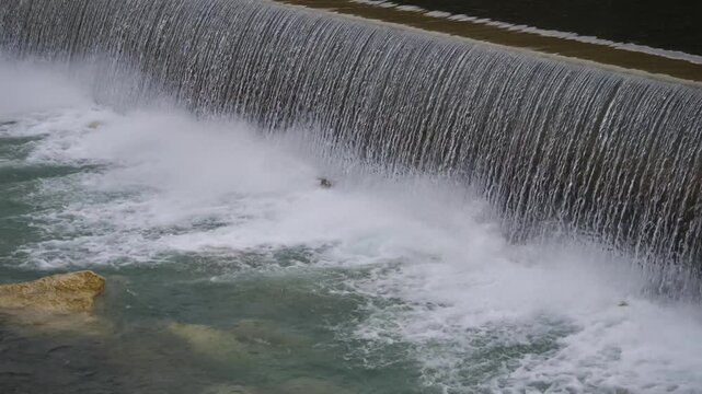Cascatella fra le rocce del fiume Panaro