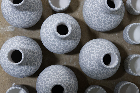 talavera mexicana, piezas artesanales con dise&ntilde;os hechos a mano, barroco con patron floral 