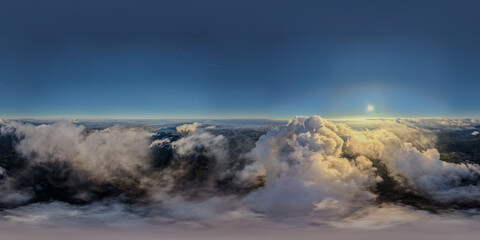 Sonnenuntergang über den Wolken mit atemberaubendem Blick auf die Landschaft
