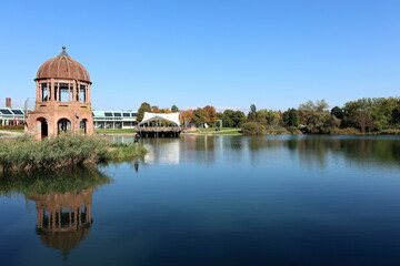 Steinpavillon im Freiburger Seepark spiegelt sich im Wasser