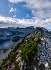 Obraz premium Breathtaking Alpine Ridge Overlooking a Glacier Lake in British Columbia, Canada Under Wide Blue Sky
