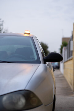 v16 luz de emergencia sobre techo de vehiculo baliza homologada DGT 2026