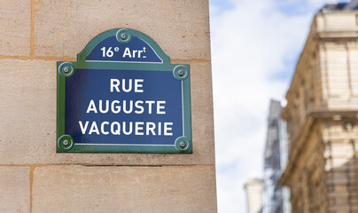 Naklejka premium La rue Auguste Vacquerie dans le quartier du 16e arrondissement de Paris en France.