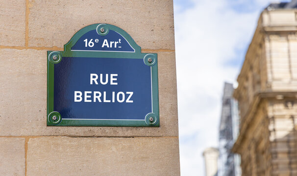 La rue Berlioz dans le quartier du 16e arrondissement de Paris en France.