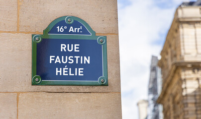 Fototapeta premium La rue Faustin Hélie dans le quartier du 16e arrondissement de Paris en France.