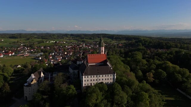 Drohnenaufnahme Kloster Andechs, Oberbayern. Wallfahrtskirche und Benediktinerkloster auf dem Heiligen Berg in der Gemeinde Andechs nahe dem Ammersee, bei Muenchen