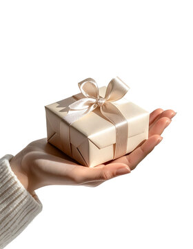 Mano mostrando caja de regalo envuelta en papel claro con lazo brillante transmitiendo generosidad y celebraci&oacute;n